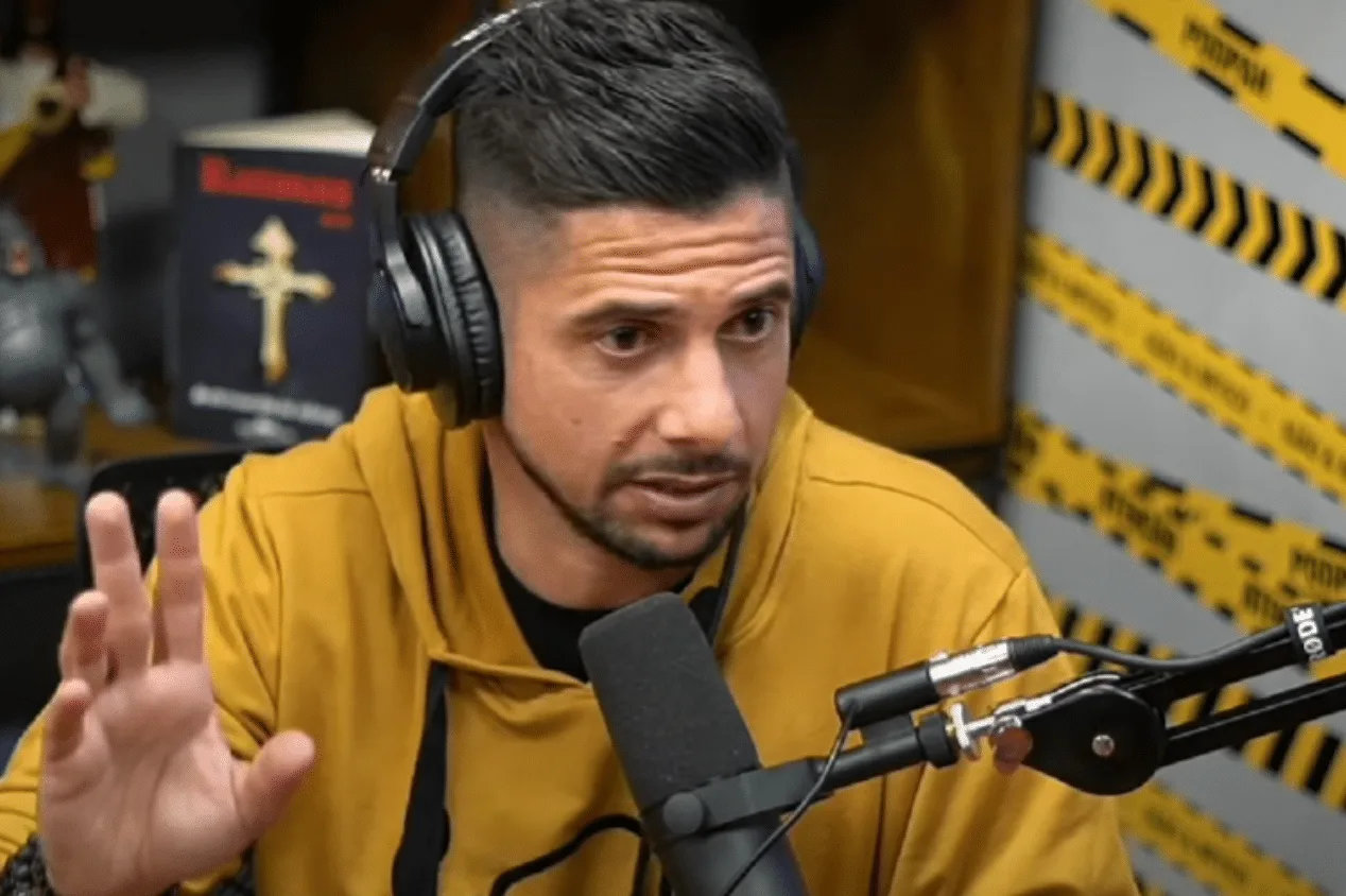 Cicinho detona atitude de jogador do Botafogo: “Foi traíra”