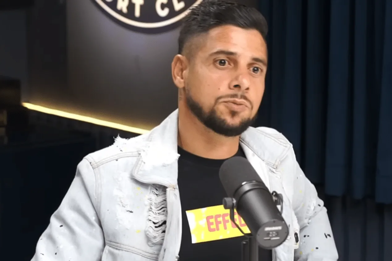 Cicinho diz que atacante brasileiro pode ser o melhor do mundo: “Tem potencial”