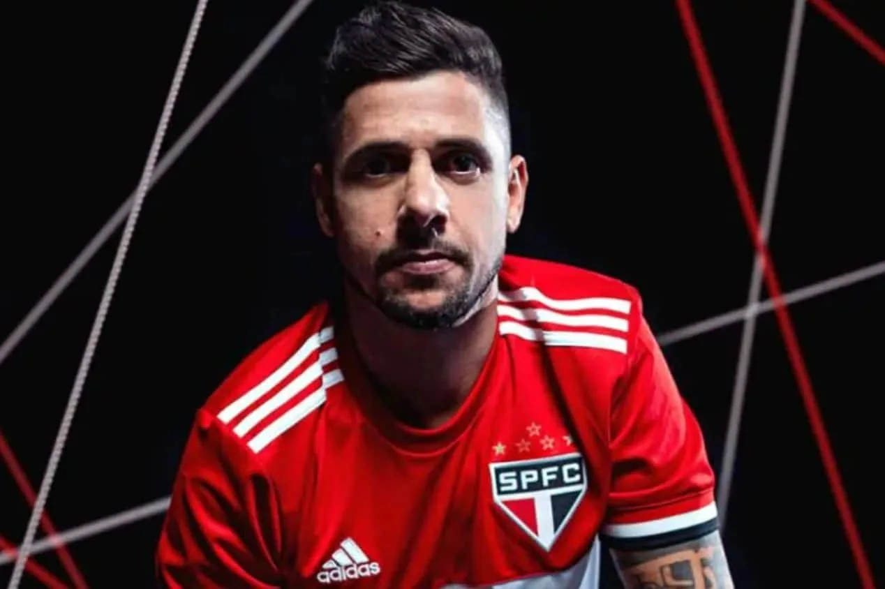 Cicinho sinaliza time histórico do futebol brasileiro capaz de vencer a Champions League