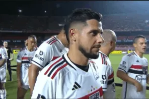 Cicinho provoca o Corinthians sobre Mundial e manda recado