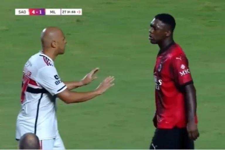 São Paulo x Milan: em jogo festivo, Seedorf se irrita com Josué; assista