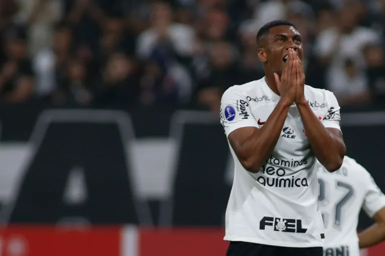 Corinthians negocia Felipe Augusto com clube belga