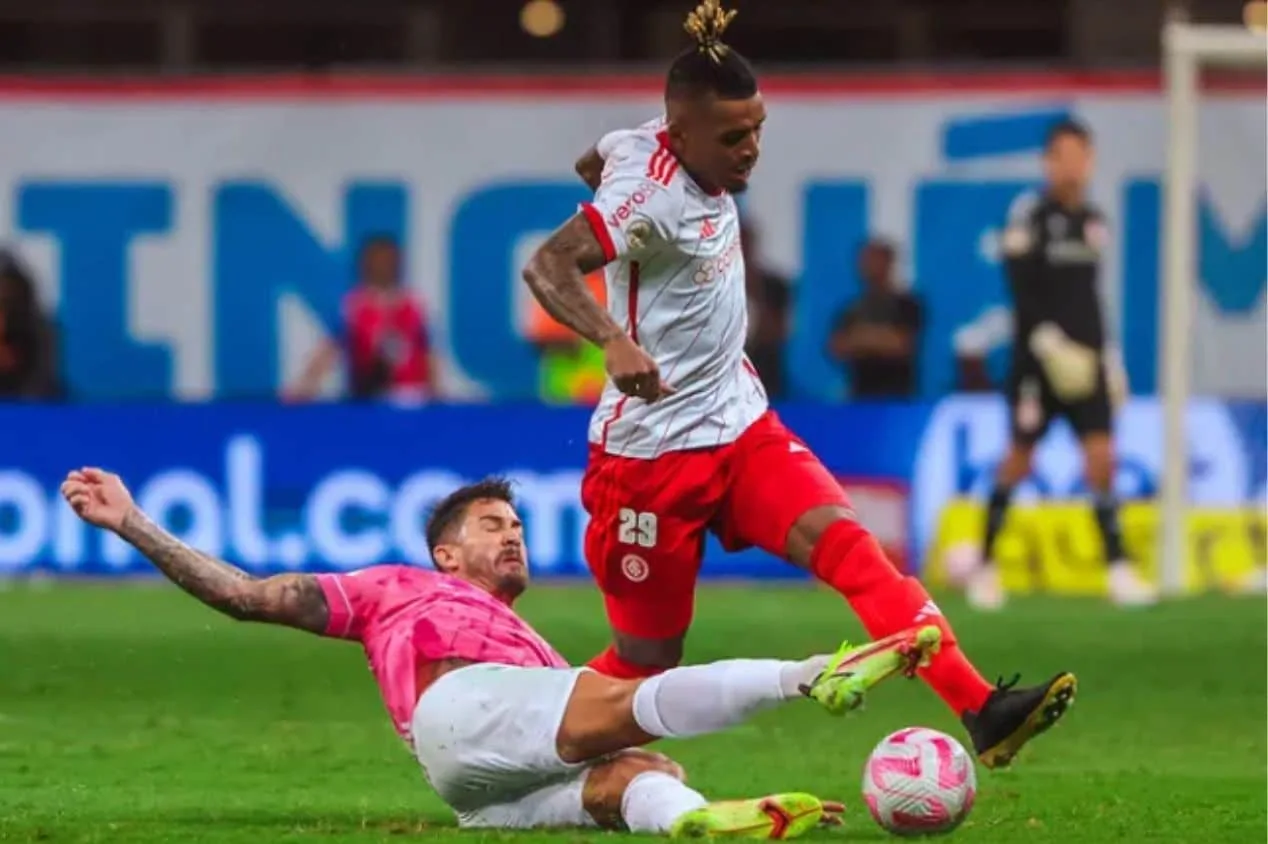 Santos sonda lateral que está de saída do Internacional