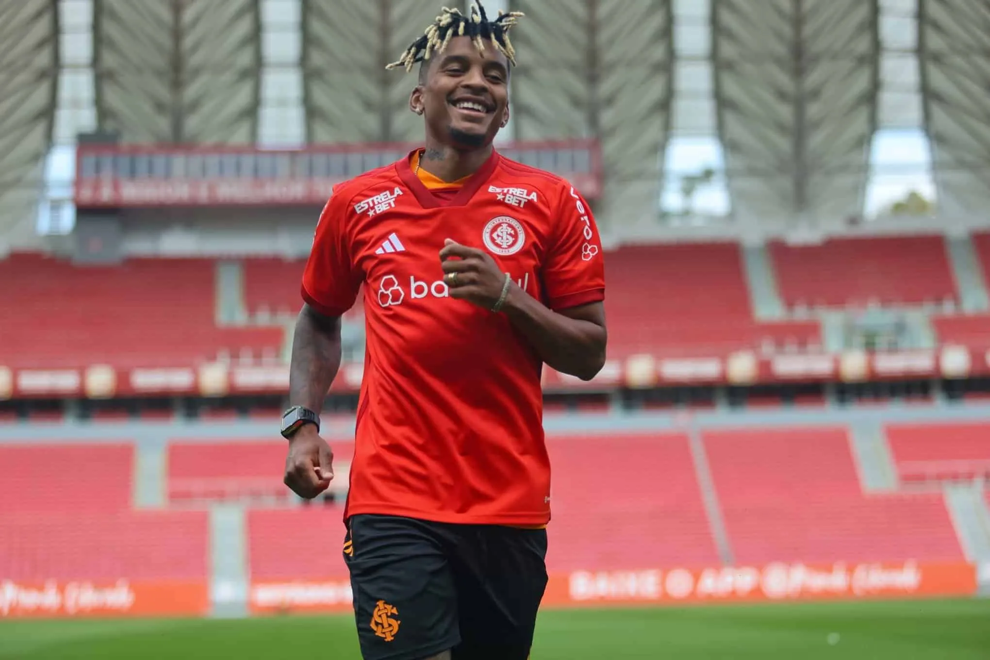 Após polêmica com Caio Paulista, SPFC negocia com novo lateral-esquerdo