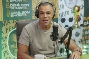 Imagem de vídeo com o ex-jogador Denílson em seu podcast 'Denílson Show' (Crédito: Reprodução - YouTube - Canal do Denílson Show)