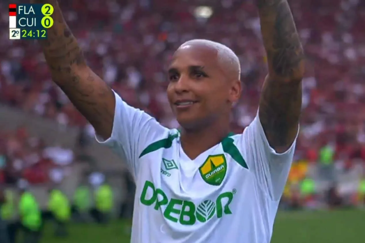 Deyverson surpreende com reação ao ser substituído em Flamengo x Cuiabá; assista