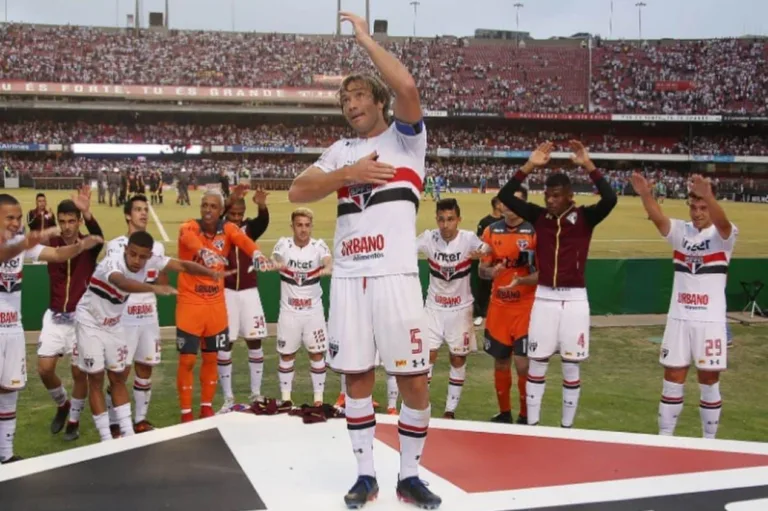 Lugano se emociona ao falar da experiência de jogar ao lado de ídolos do passado do SPFC