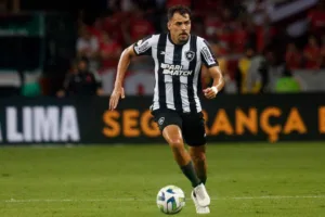 Criticado por torcedores, John Textor quer manter jogador no Botafogo