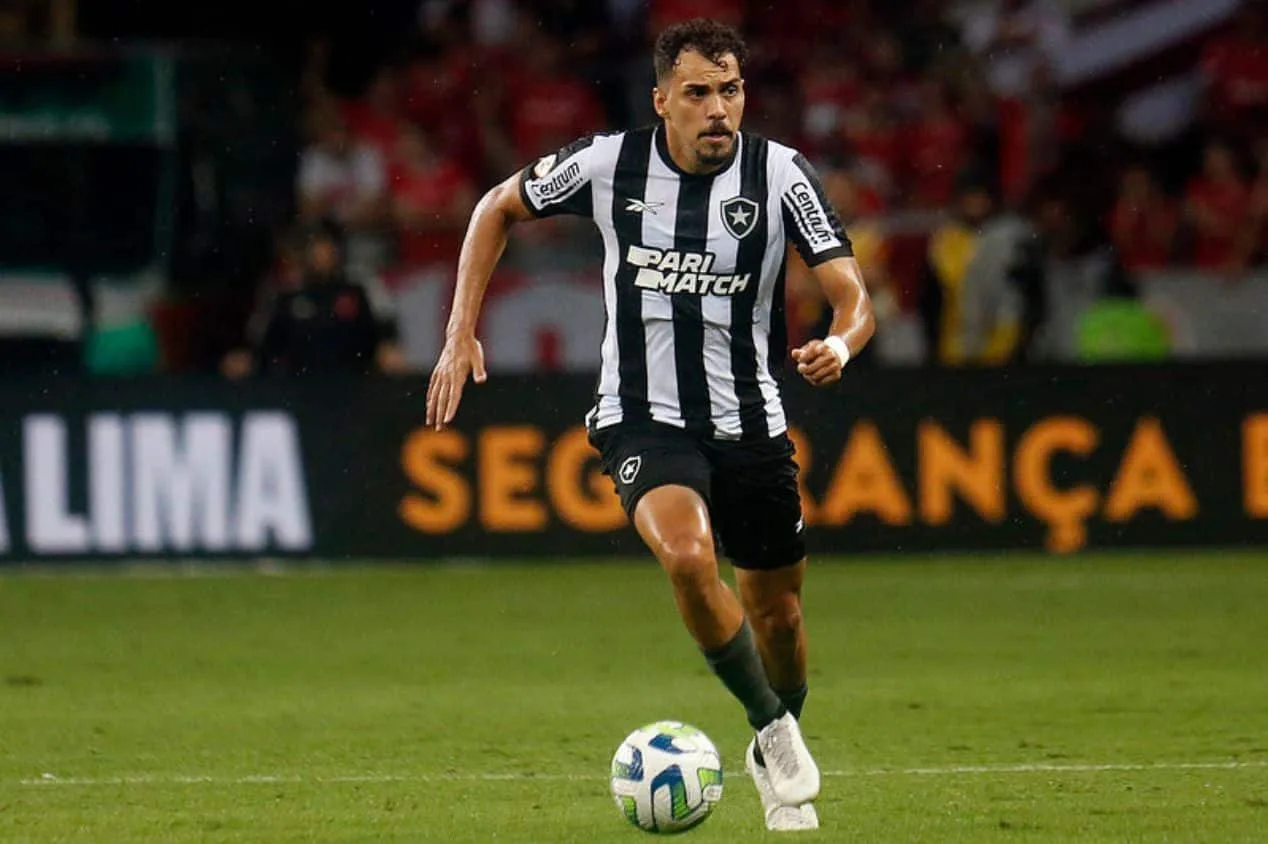 Criticado por torcedores, John Textor quer manter jogador no Botafogo