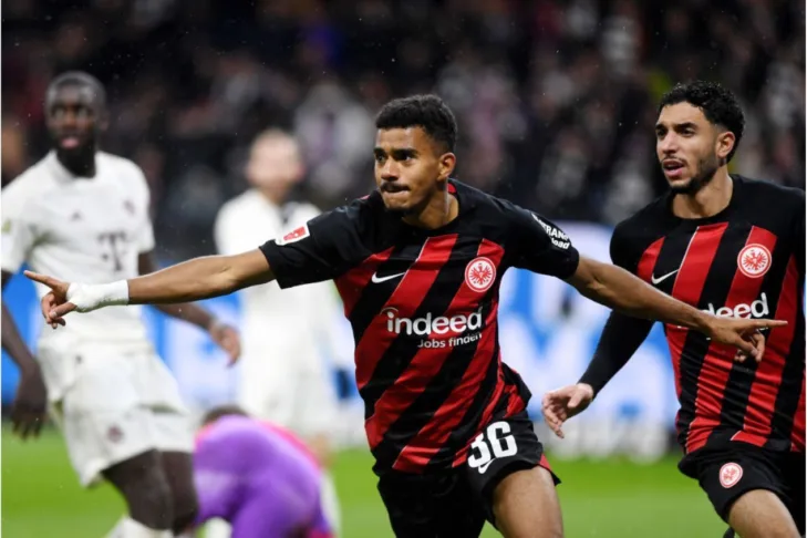 Bayern de Munique é goleado pelo Frankfurt na Bundesliga Bayern de Munique é goleado pelo Frankfurt na Bundesliga
