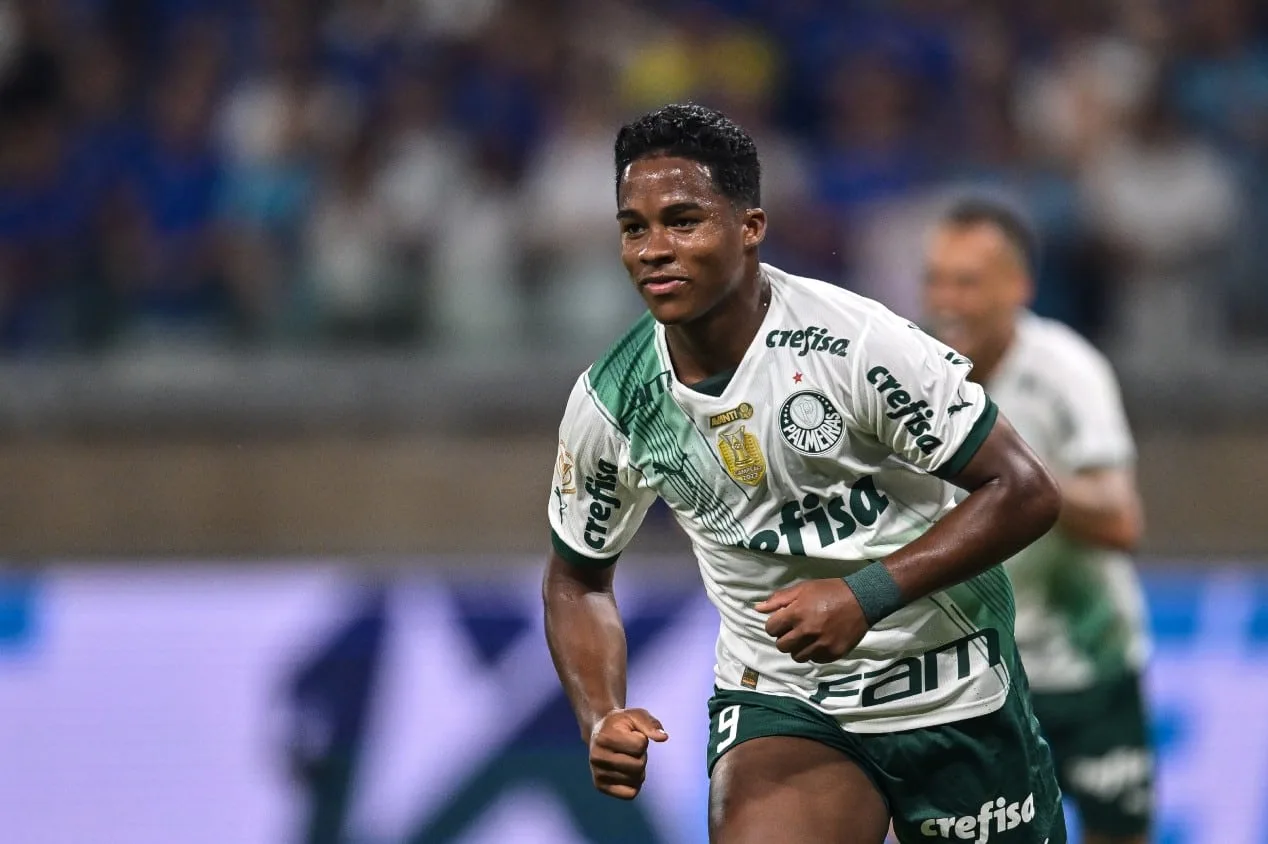 De férias do Palmeiras, Endrick não perdoa e dribla o próprio pai; assista