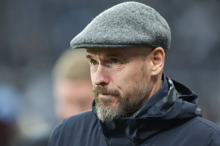 Jornal Manchester Evening News é boicotado pelo United após notícias sobre Erik ten Hag