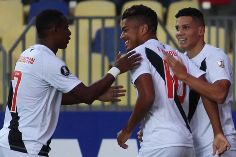 Flamengo abre conversas e mira contratação de ex-camisa 10 do Vasco