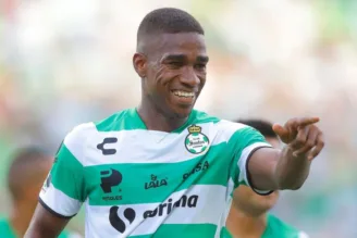 Jogador equatoriano em partida com o Santos Laguna
