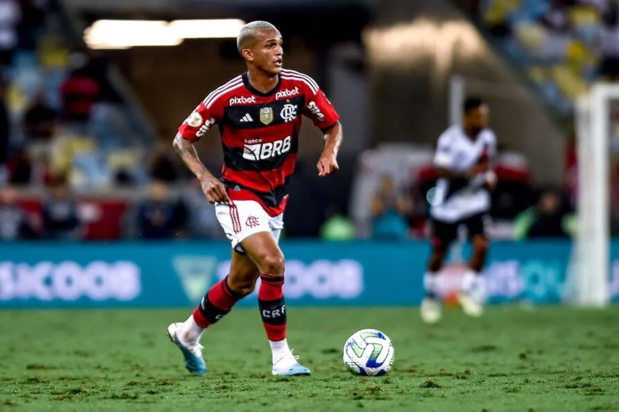 Wesley, do Flamengo, aparece entre os laterais mais promissores do mundo