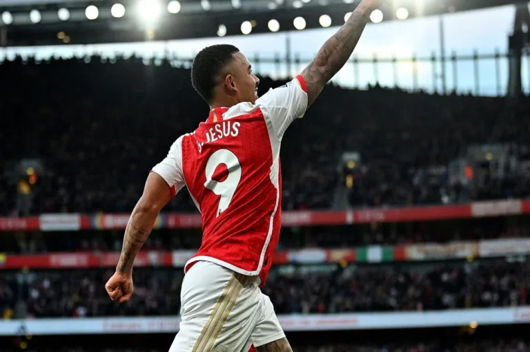 Comentarista Gary Neville compara Gabriel Jesus a Tévez e Rooney