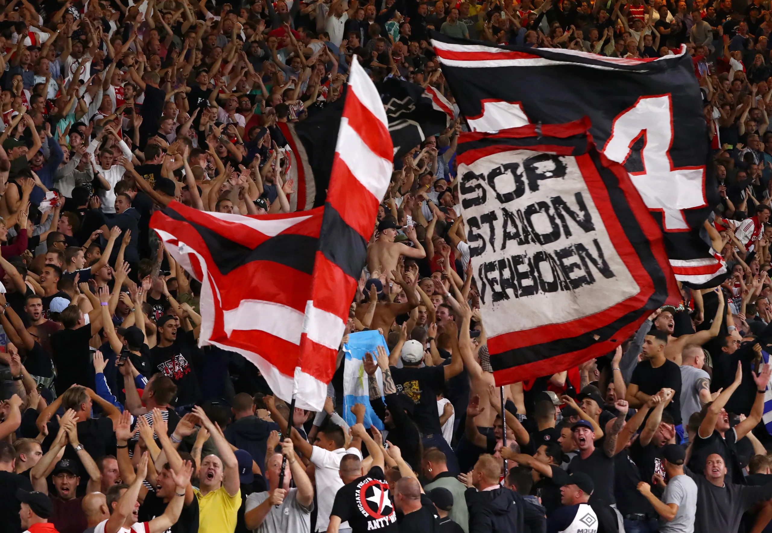 Torcedores são detidos após tumulto em Ajax x AEK