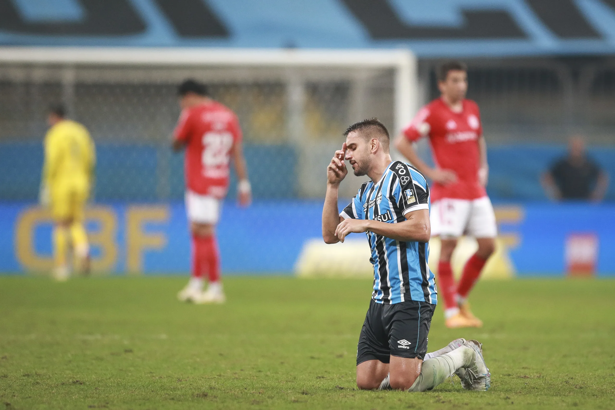 Grêmio encaminha renovação de zagueiro
