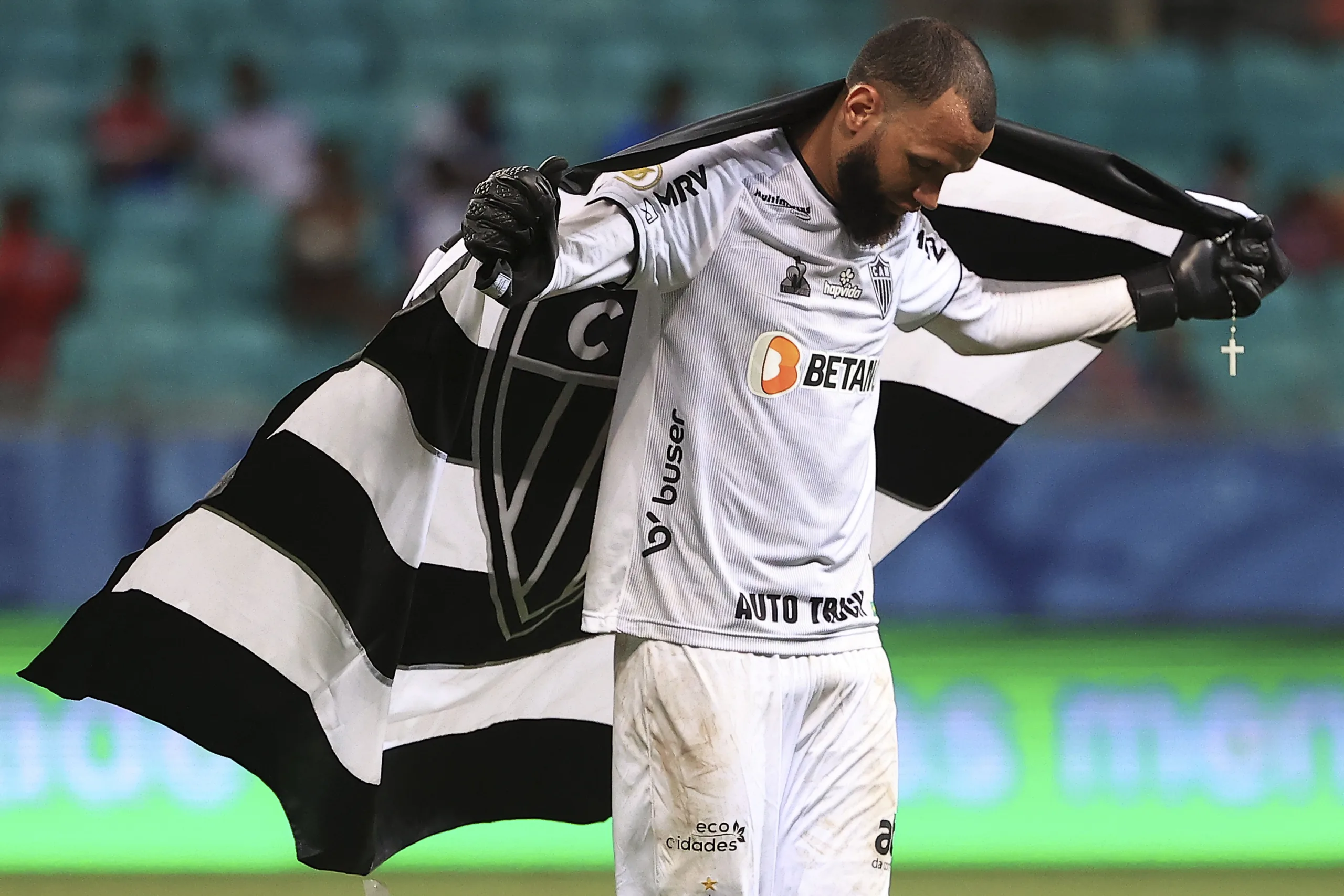 Ex-Santos, Éverson rebate ‘ajuda’ do Atlético-MG em rebaixamento do Peixe: ‘eles tiveram 38 rodadas’