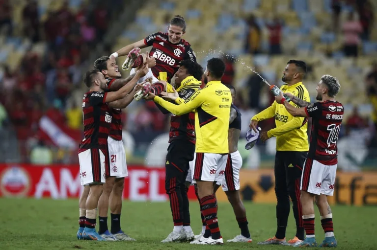 Antes de despedida, Filipe Luís e Rodrigo Caio recebem homenagem de torcedores do Flamengo