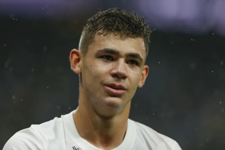 PSG se movimenta e manda representante para acompanhar Moscardo no jogo do Corinthians