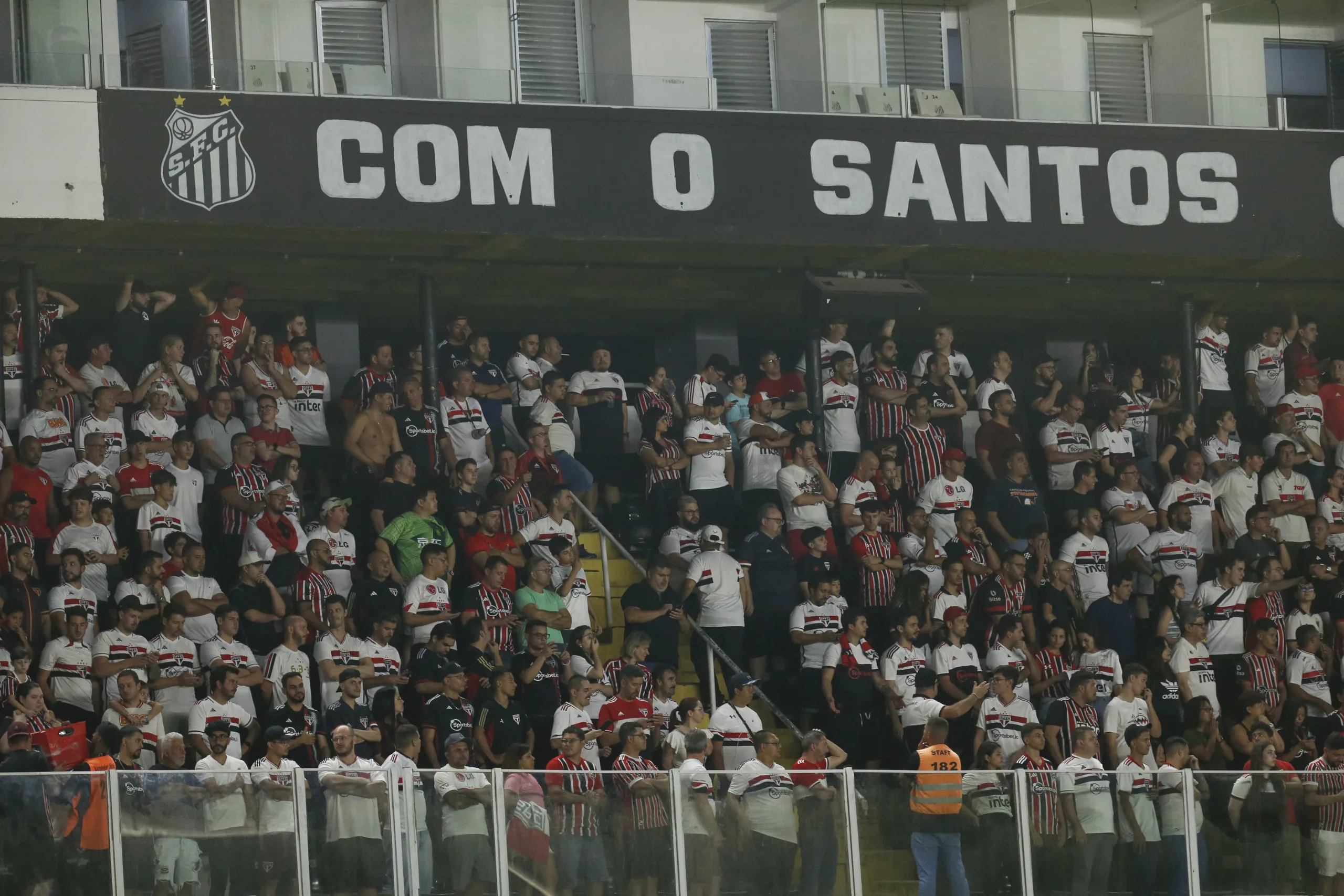Denílson faz pedido ao Santos após rebaixamento para a Série B