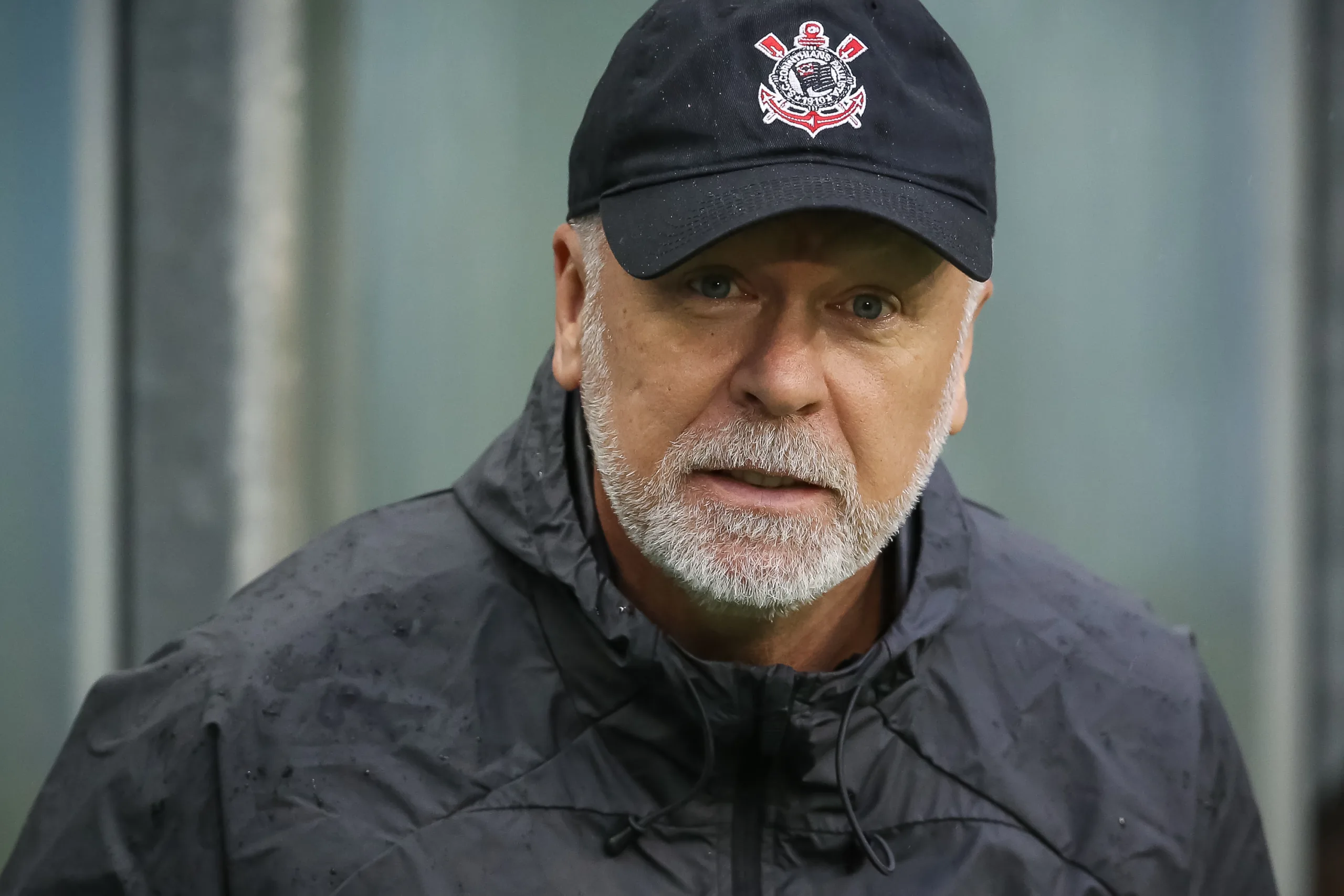 Casagrande cita “múltiplas fraturas” do Corinthians no ano e faz alerta: “Sem tempo”