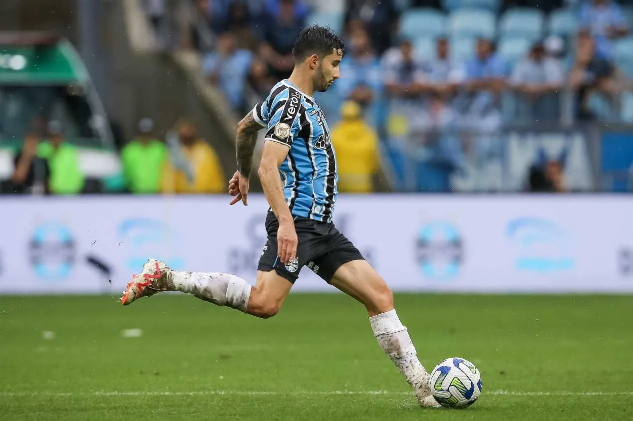 Destaque do Grêmio em 2023, Villasanti é eleito o melhor jogador paraguaio do ano