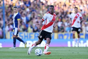 Flamengo se acerta por De La Cruz e prepara presente de Natal