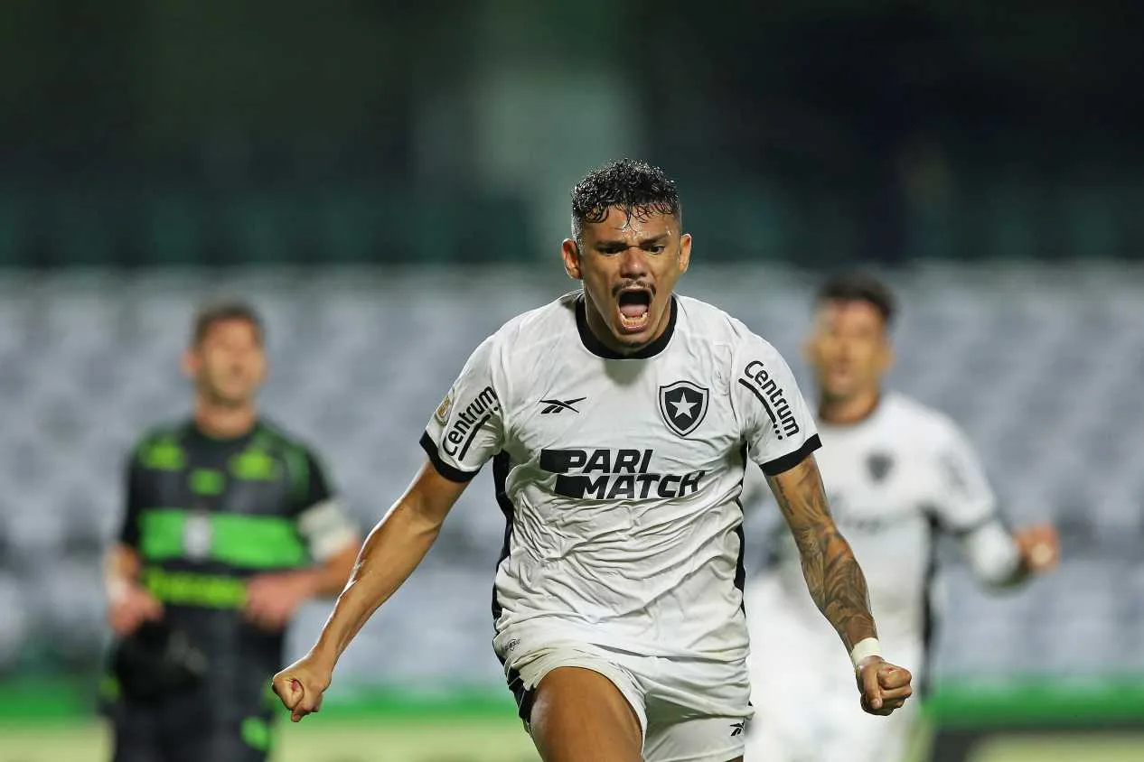 Artilheiro do Botafogo fica em sexto na lista de craques do futebol brasileiro em 2023