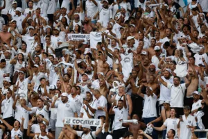 Torcedores do Santos jogam sal grosso na Vila Belmiro antes de decisão