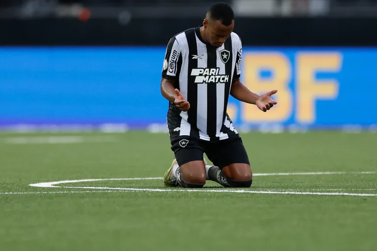 Volante do Botafogo entra na mira do Cruzeiro