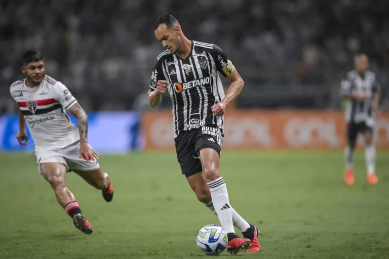 Com gol no apagar das luzes, Atlético-MG vence  o São Paulo e segue vivo na luta pelo título do Brasileirão