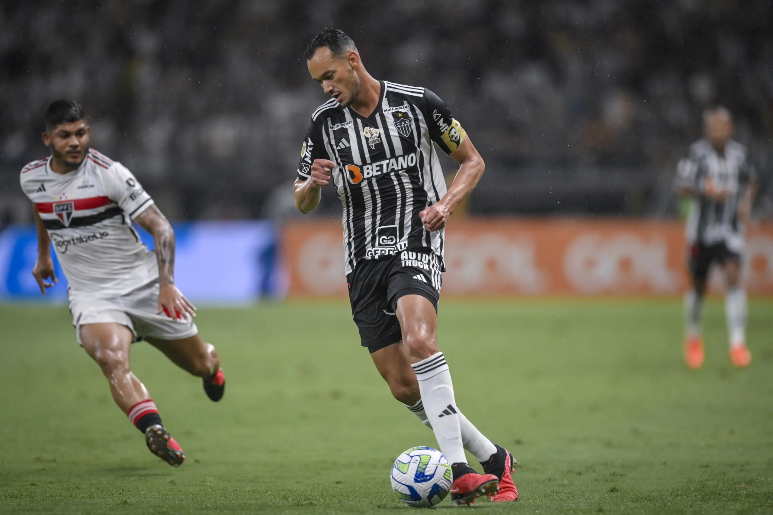 Com gol no apagar das luzes, Atlético-MG vence  o São Paulo e segue vivo na luta pelo título do Brasileirão