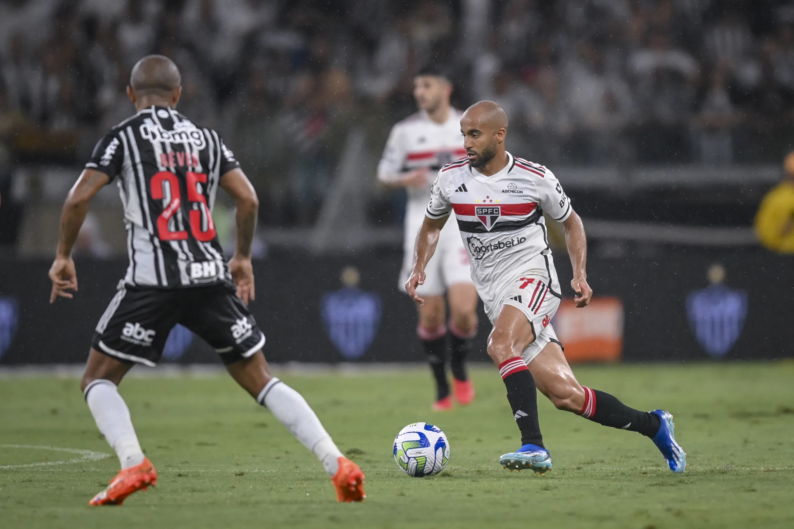 Atlético-MG inaugura o marcador e São Paulo busca o empate em uma cobrança de pênalti; veja