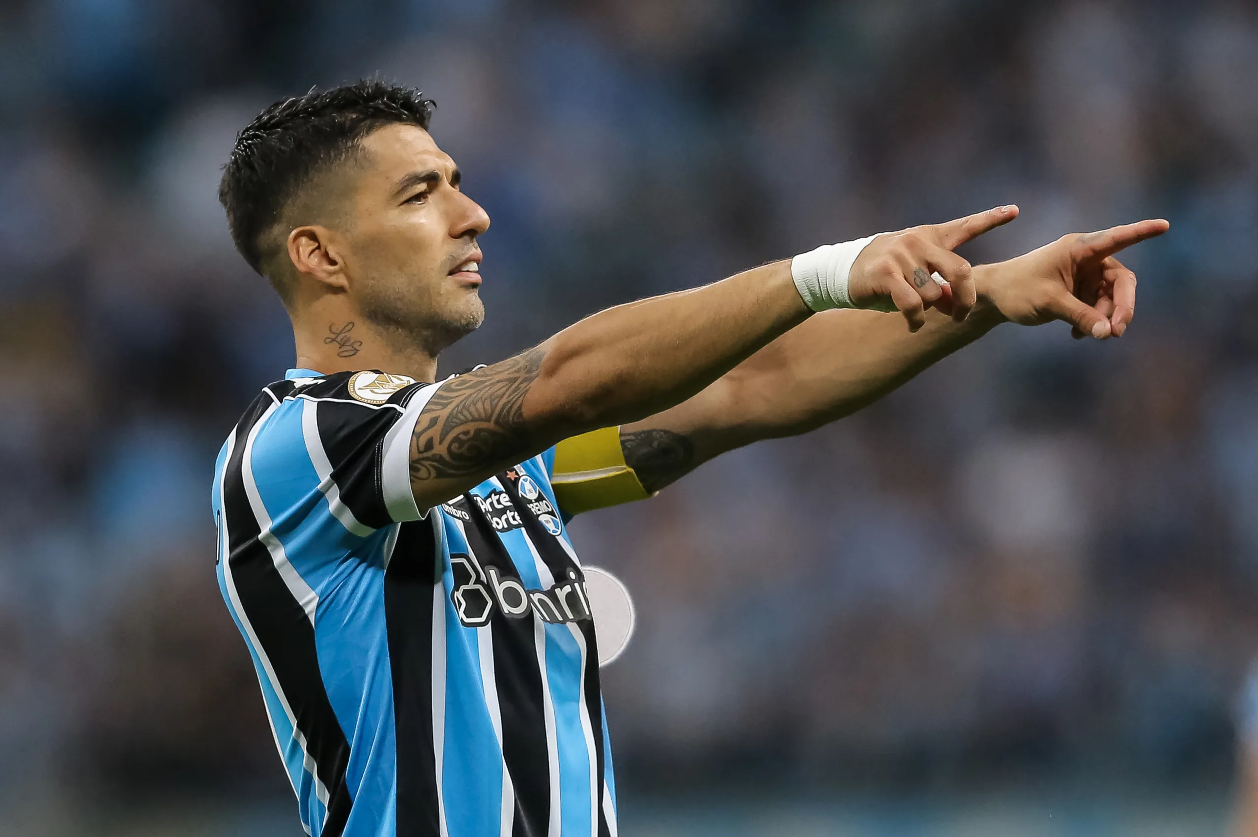 Suárez inaugura o placar para o Grêmio e complica a vida do Vasco; veja