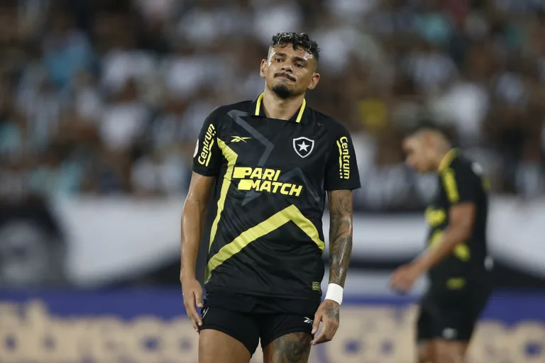Tiago Nunes barra Tiquinho Soares no último jogo do Botafogo