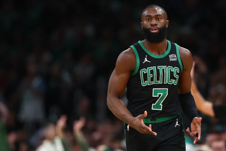 Elétrico, Jaylen Brown surpreende defesa do Philadelphia 76ers e conquista dois pontos para o Boston Celtics; veja