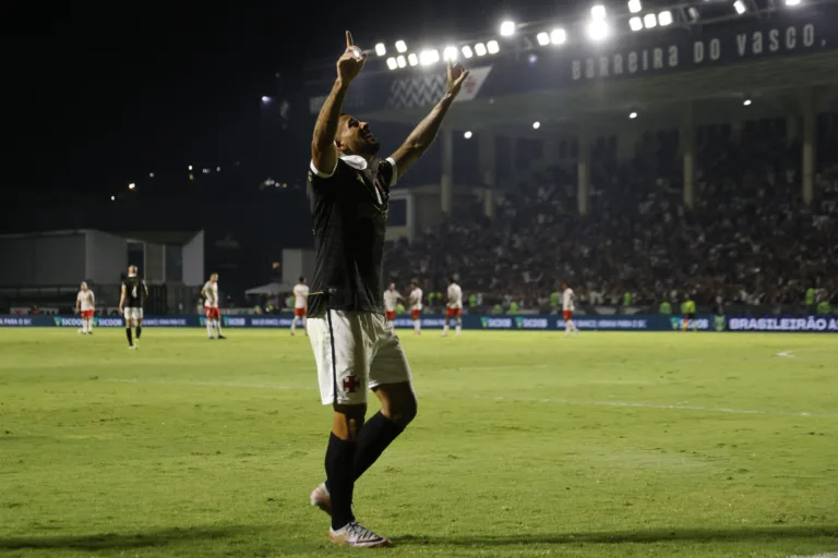 Vasco vence o Red Bull Bragantino em duelo emocionante e conquista a sua permanência na Série A