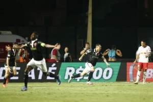 Torcedor do Vasco faz tatuagem em homenagem a Serginho, autor do gol que evitou queda no Brasileirão