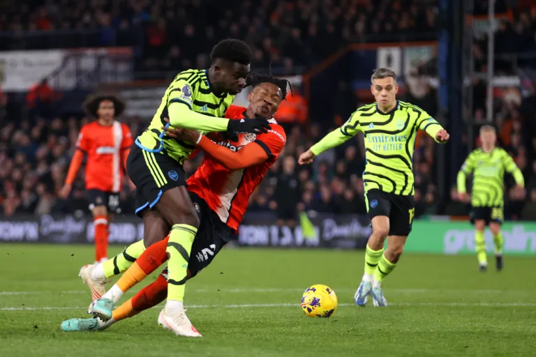 Em um jogo movimentado, Arsenal garante a vitória sobre o Luton Town no apagar das luzes