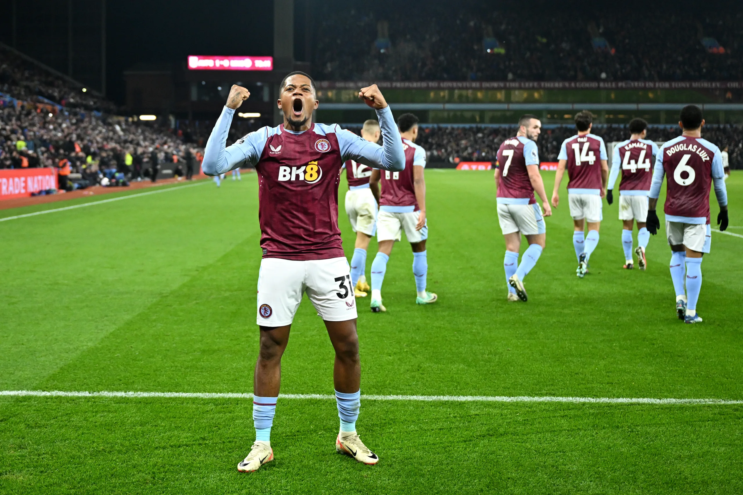 Aston Villa vence o Manchester City e se aproxima da liderança do Campeonato Inglês