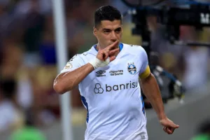 De cavadinha, Suárez amplia para o Grêmio contra o Fluminense