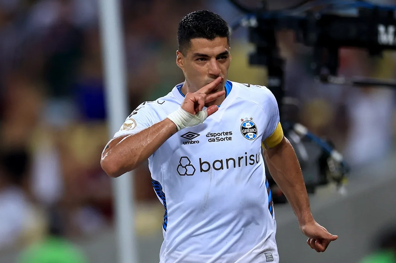 De cavadinha, Suárez amplia para o Grêmio contra o Fluminense