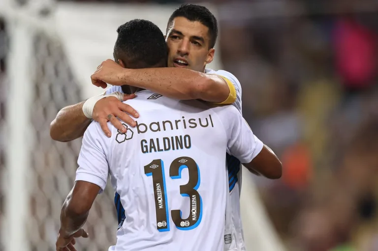 Com show de Suárez, Grêmio bate o Fluminense de virada no Maracanã