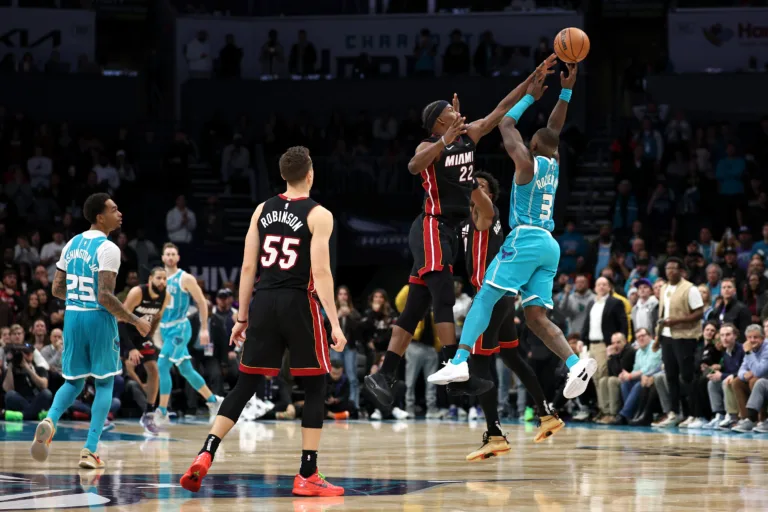 NBA: Miami Heat conquista vitória apertada  sobre o Charlotte Hornets