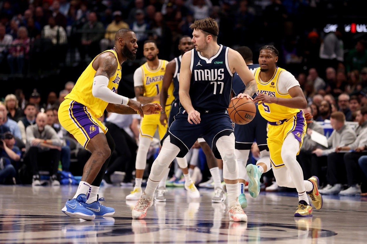 NBA: Mavericks sofrem pressão, mas batem os Lakers em casa