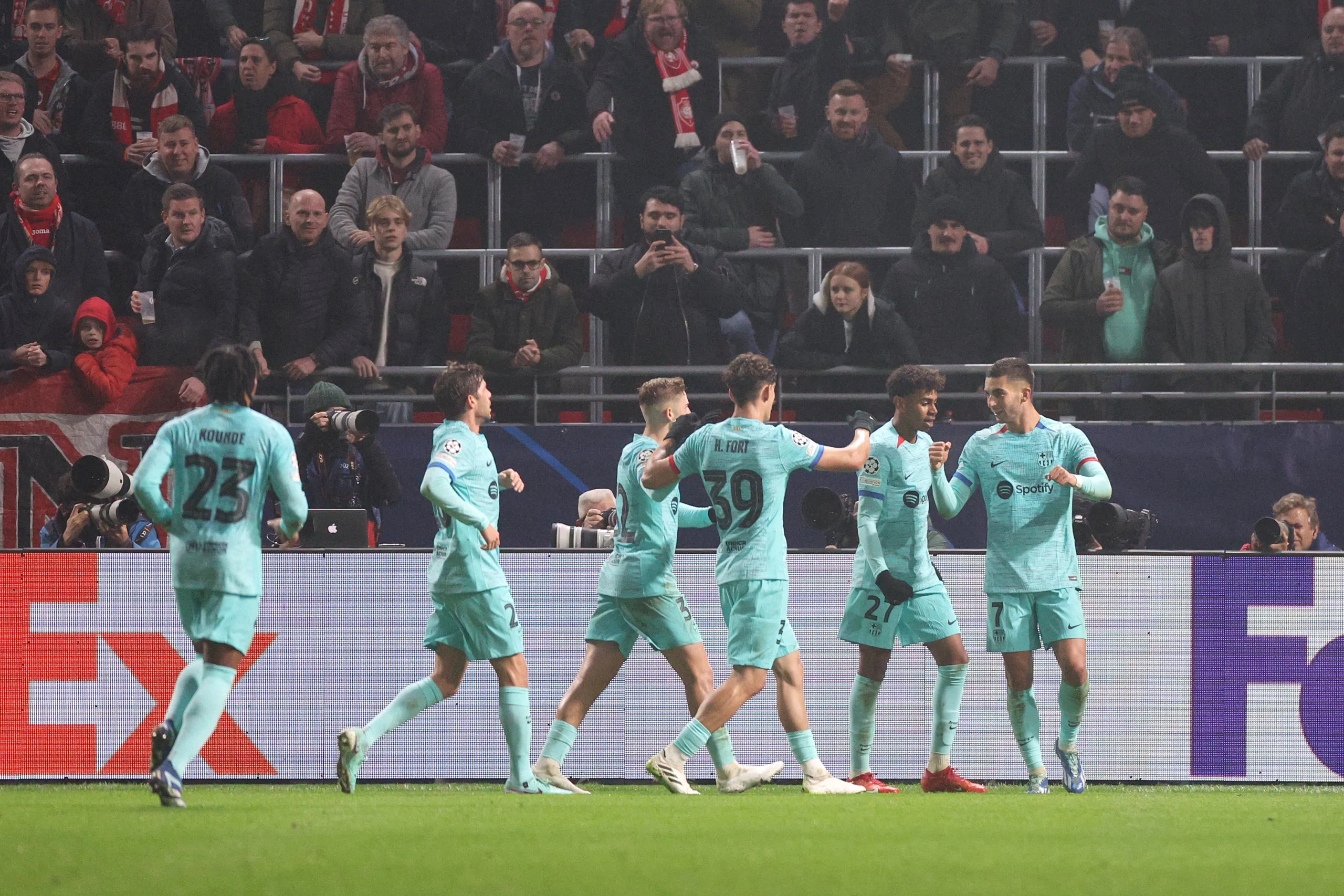 Royal Antwerp inaugura o marcador e Barcelona busca o empate durante o primeiro tempo; veja