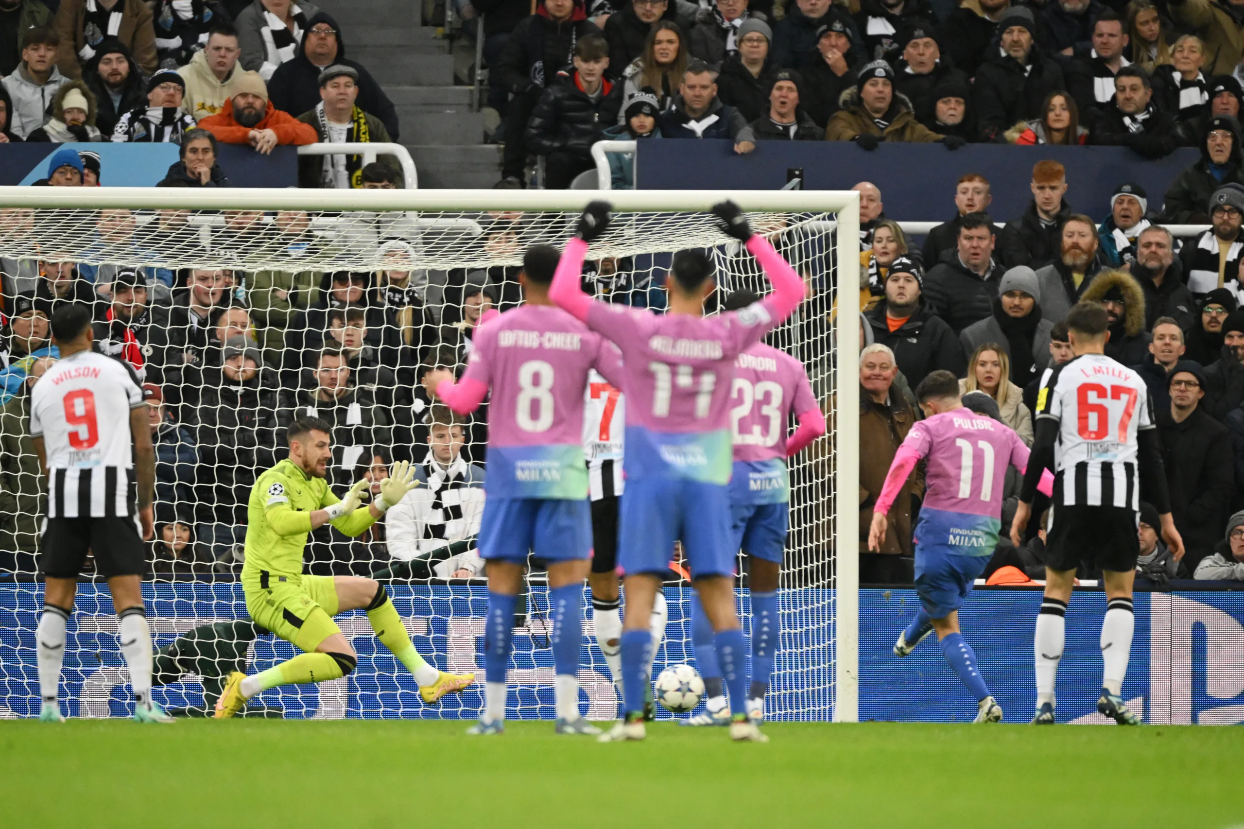 Pulisic não se abate e busca o empate para o Milan contra o Newcastle; veja