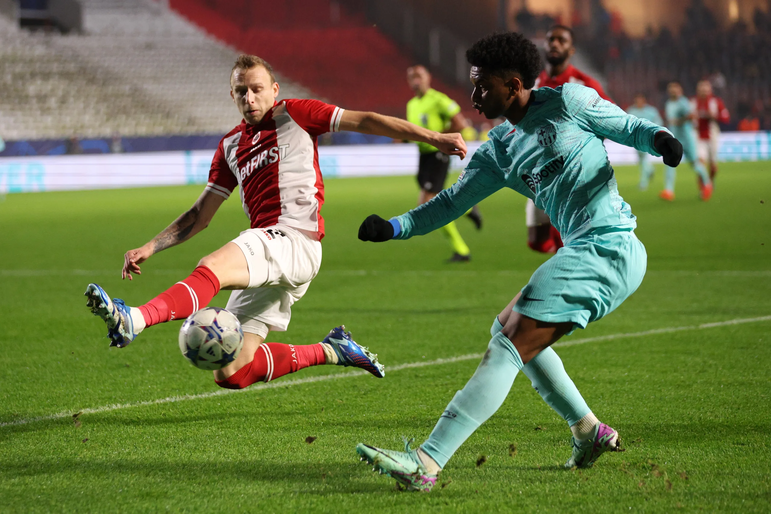 Barcelona perde para o Royal Antwerp e encaminha classificação às oitavas da Champions